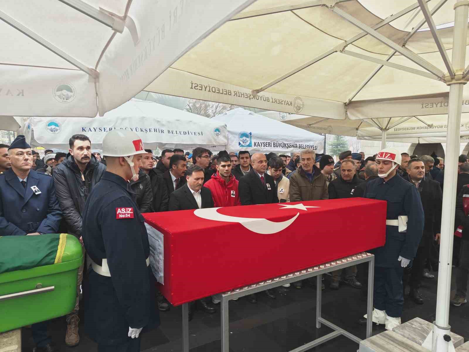 trafik kazasinda hayatini kaybeden kibris gazisi topraga verildi 1 fZ4vOtMf