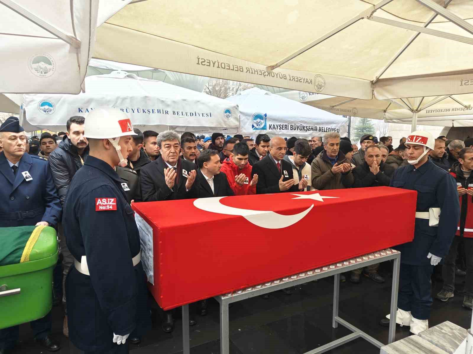 trafik kazasinda hayatini kaybeden kibris gazisi topraga verildi 2 9f5asb2f
