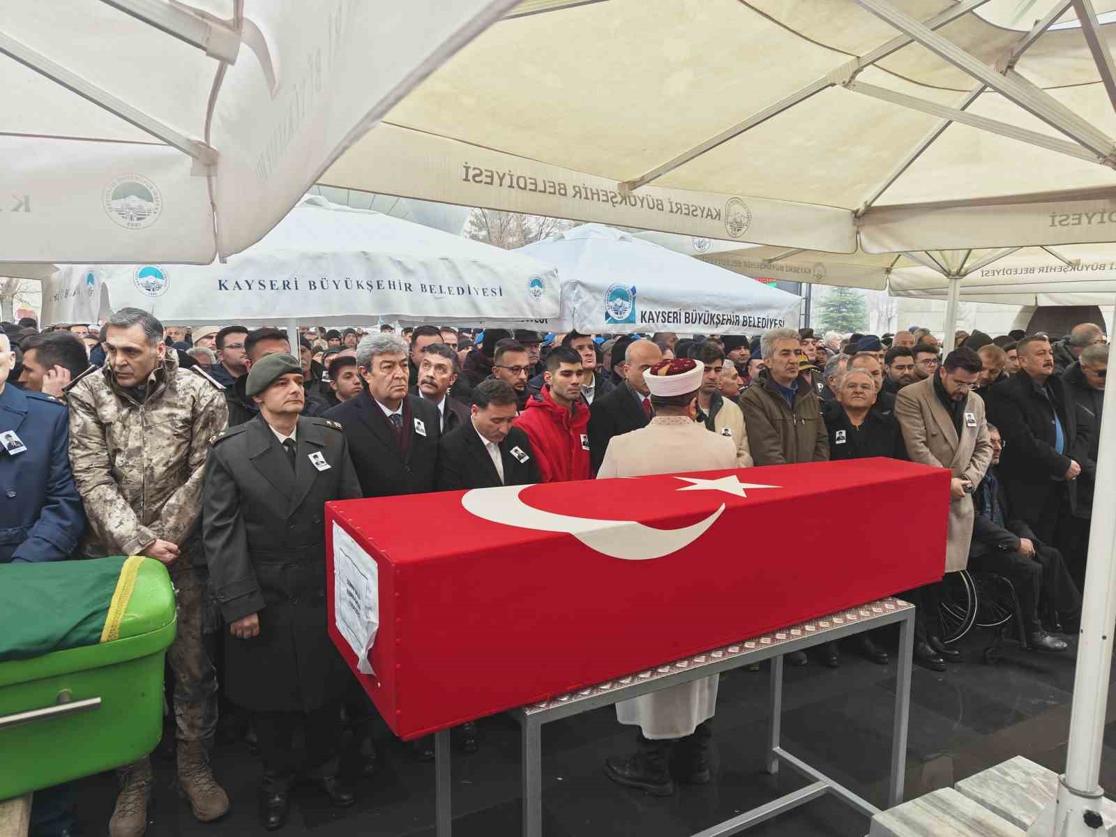trafik kazasinda hayatini kaybeden kibris gazisi topraga verildi 3 OrkZSFNC