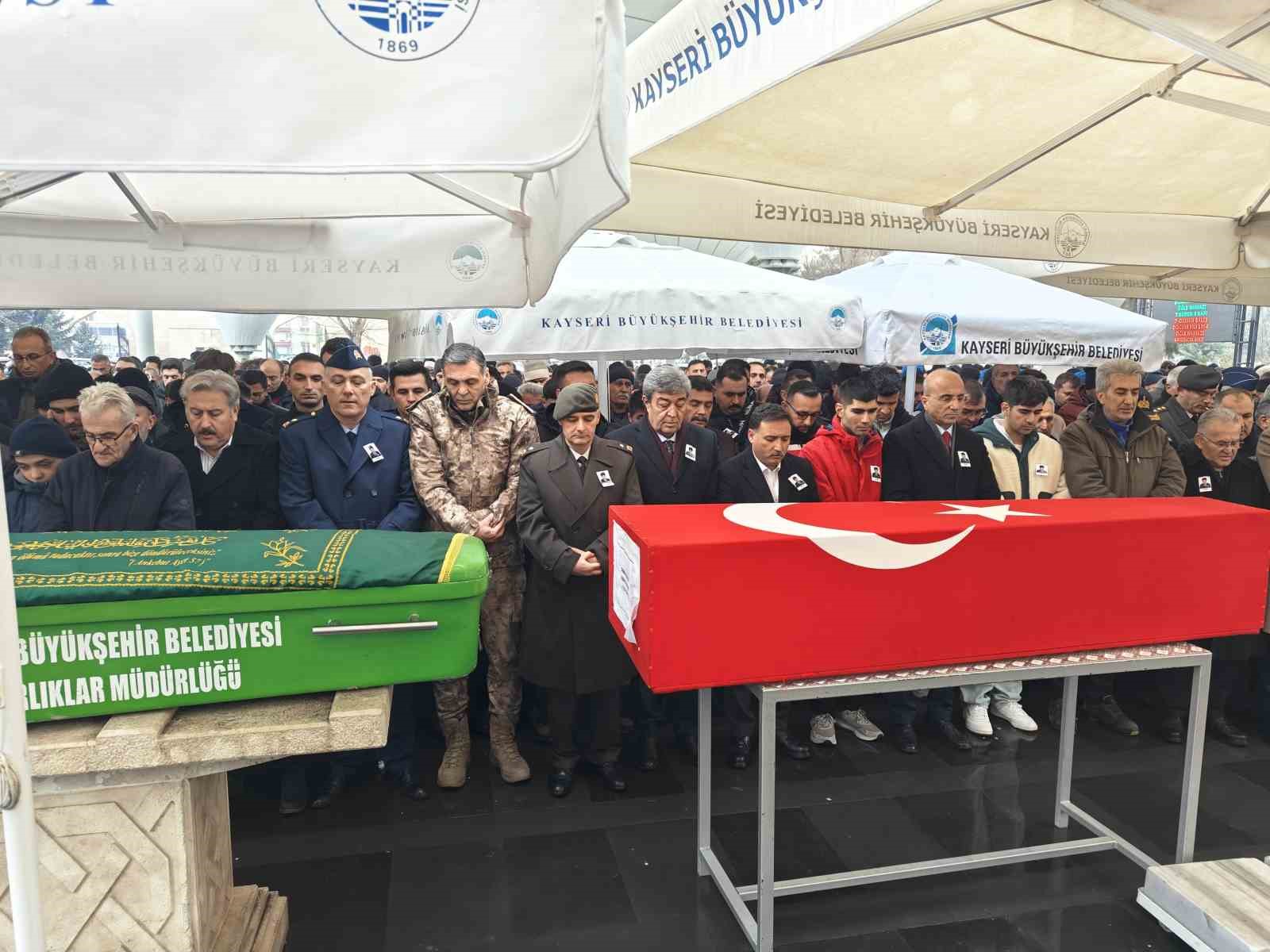 trafik kazasinda hayatini kaybeden kibris gazisi topraga verildi 4 Hy7dfQpm