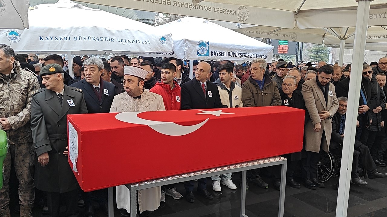 trafik kazasinda hayatini kaybeden kibris gazisi topraga verildi 5 YdApDzuw