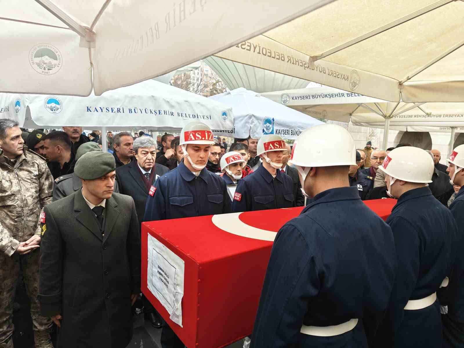 trafik kazasinda hayatini kaybeden kibris gazisi topraga verildi 6 nWm4ORv2