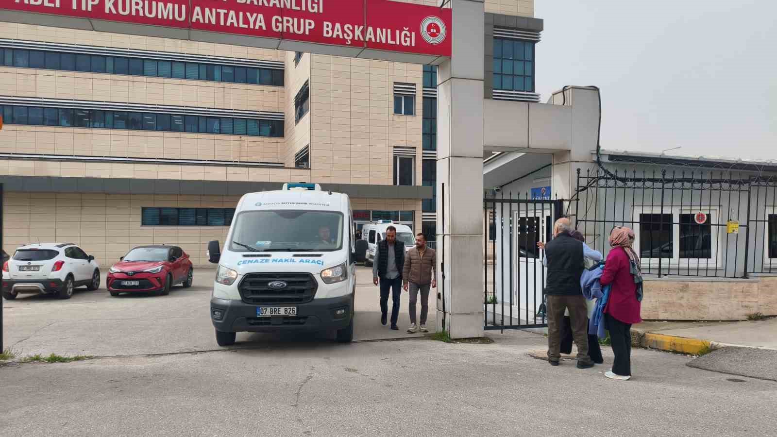 Trafik kazasında hayatını kaybeden küçük çocuğun cenazesi teslim alındı 8 trafik kazasinda hayatini kaybeden kucuk cocugun cenazesi teslim alindi 4 43rChHVL