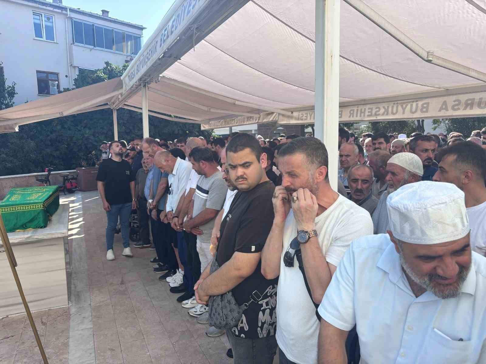 trafik kazasinda hayatini kaybeden minik kerem ali gozyaslari ile ugurlandi 3 4jRawP7X