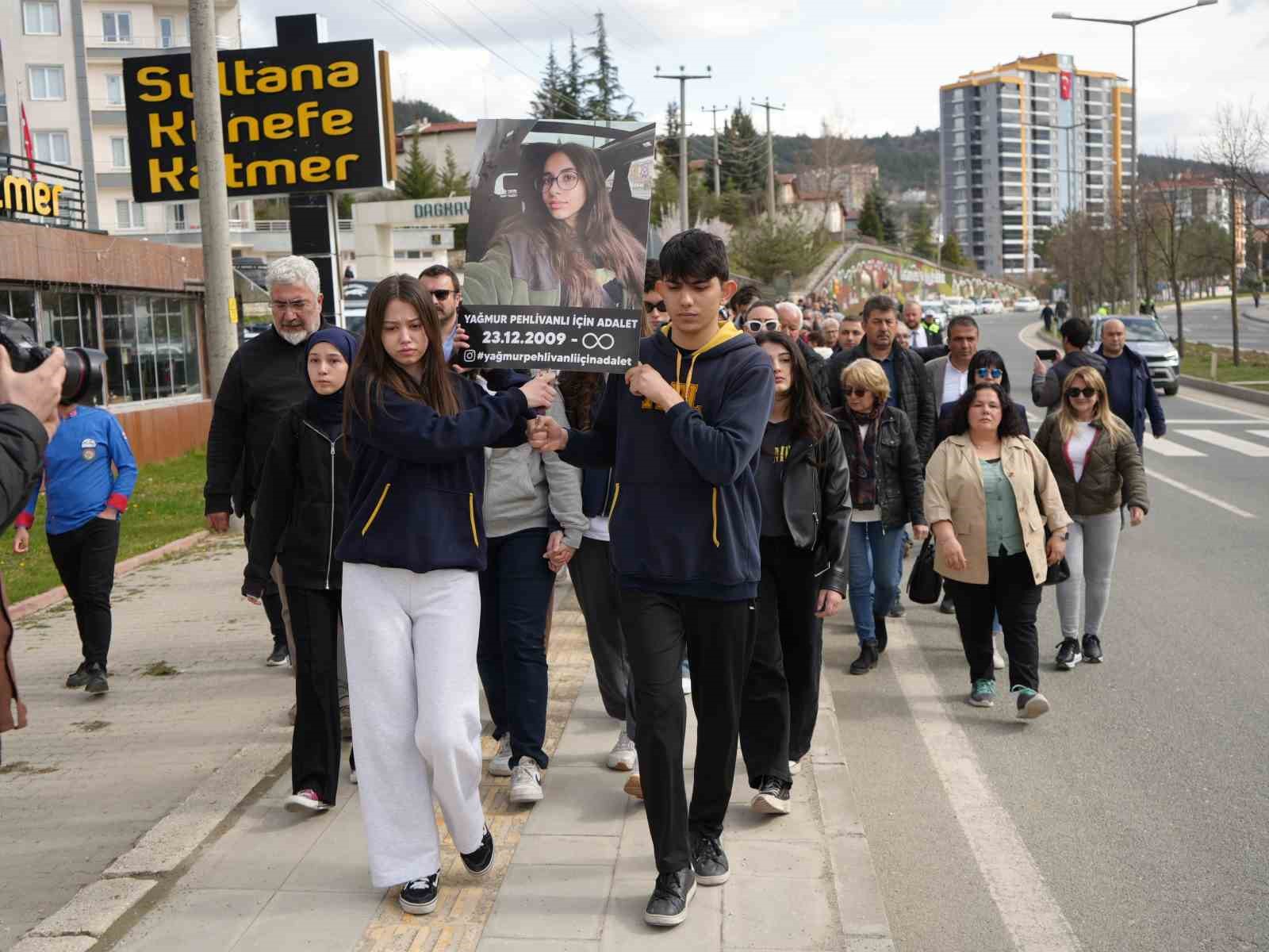 Trafik kazasında ölen 16 yaşındaki Yağmur’un acılı ailesinden bilirkişi raporuna tepki 8 trafik kazasinda olen 16 yasindaki yagmurun acili ailesinden bilirkisi raporuna tepki 4 C4G3Wujh