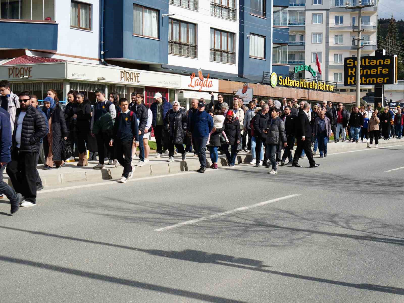 Trafik kazasında ölen 16 yaşındaki Yağmur’un acılı ailesinden bilirkişi raporuna tepki 9 trafik kazasinda olen 16 yasindaki yagmurun acili ailesinden bilirkisi raporuna tepki 5 HQX5LWqt