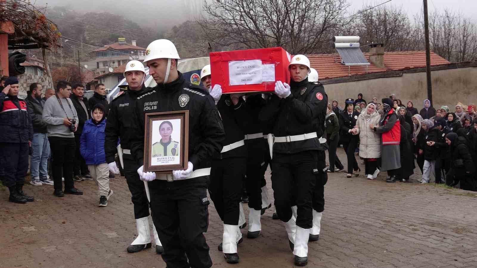 trafik kazasinda sehit dusen polis memuru topraga verildi 1 OuOAAAHc