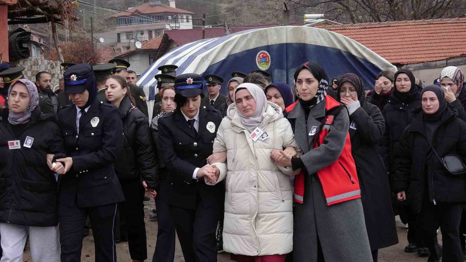 trafik kazasinda sehit dusen polis memuru topraga verildi 2 JnVKBDr8