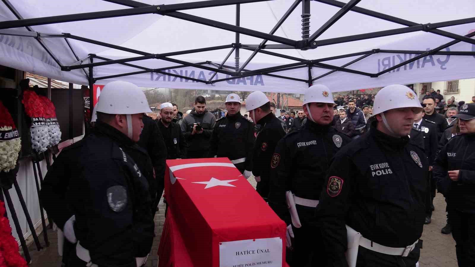trafik kazasinda sehit dusen polis memuru topraga verildi 3 HWHCbeXY