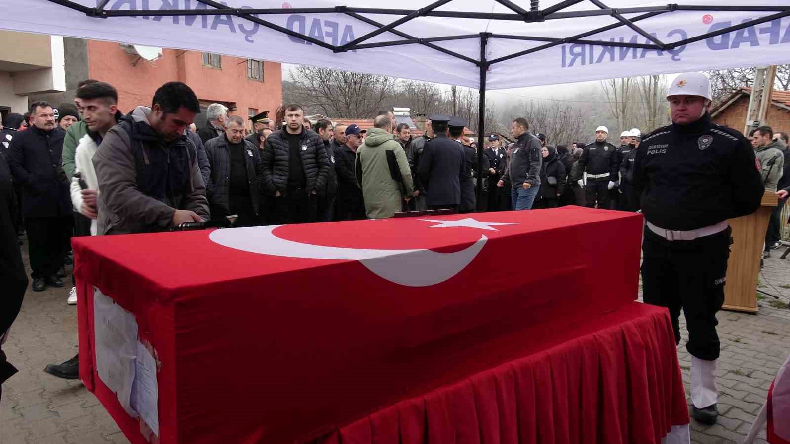 trafik kazasinda sehit dusen polis memuru topraga verildi 6 nAfcnijA
