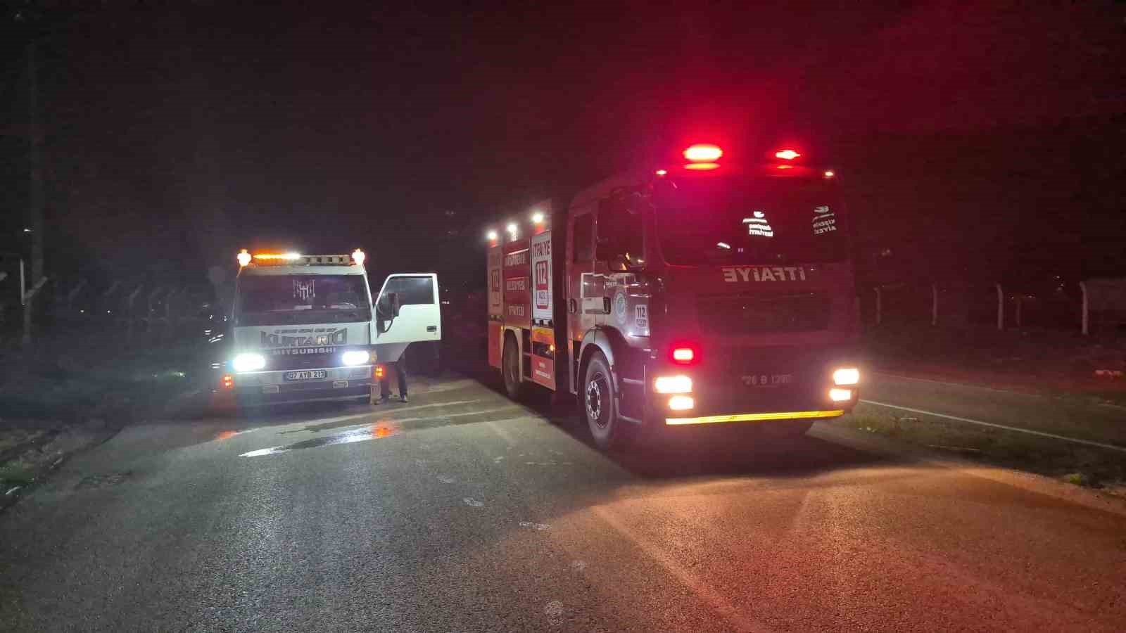 Trafik kazasında tırın altına aldığı otomobil, oto kurtarma aracının üzerinde alev aldı 5 trafik kazasinda tirin altina aldigi otomobil oto kurtarma aracinin uzerinde alev aldi 1 EgMmb9G2