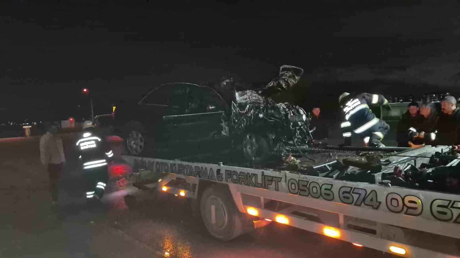 Trafik kazasında tırın altına aldığı otomobil, oto kurtarma aracının üzerinde alev aldı 6 trafik kazasinda tirin altina aldigi otomobil oto kurtarma aracinin uzerinde alev aldi 2 htSUgmTc