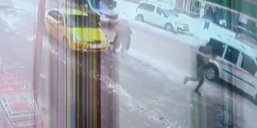 trafik-kilitlenince-taksiden-indi-havale-geciren-cocugu-kucaginda-hastaneye-tasidi-XfI27LgE.jpg