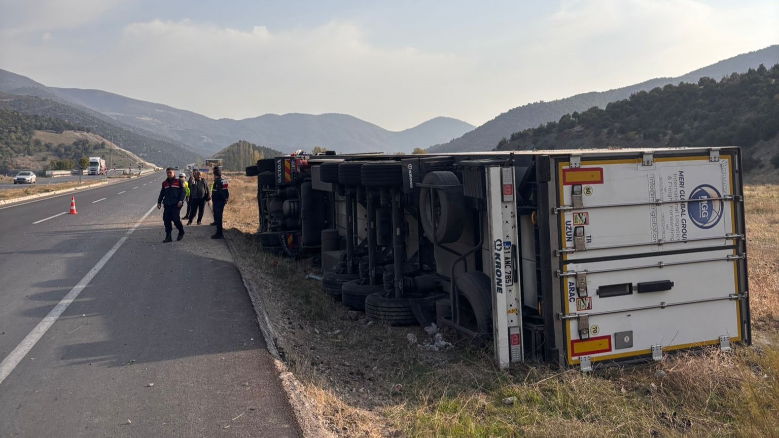 Trafik polisi cam kırıkları ve taş dökülen yolu fırçayla temizledi 5 trafik polisi cam kiriklari ve tas dokulen yolu fircayla temizledi 1 8GKkSBsN