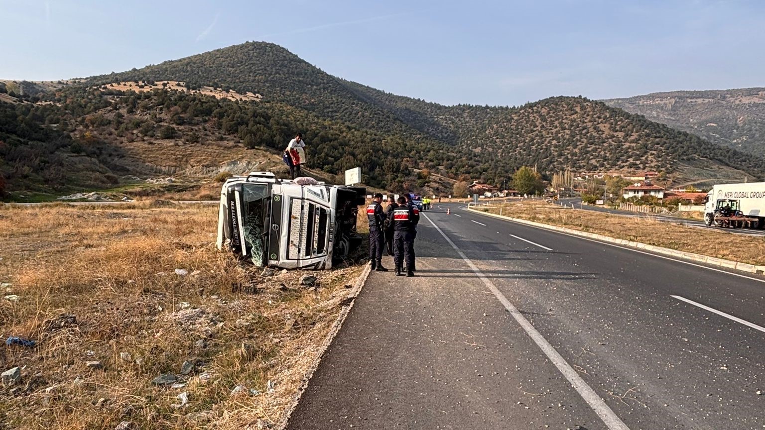 Trafik polisi cam kırıkları ve taş dökülen yolu fırçayla temizledi 6 trafik polisi cam kiriklari ve tas dokulen yolu fircayla temizledi 2 FQ6iJgHg