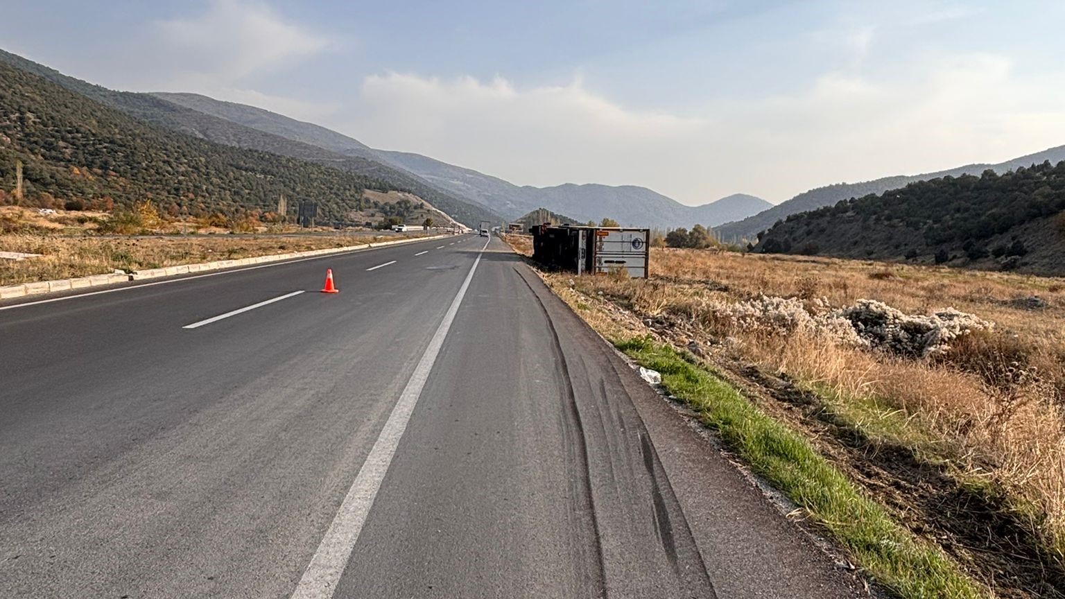 Trafik polisi cam kırıkları ve taş dökülen yolu fırçayla temizledi 7 trafik polisi cam kiriklari ve tas dokulen yolu fircayla temizledi 3 4HHznNYE