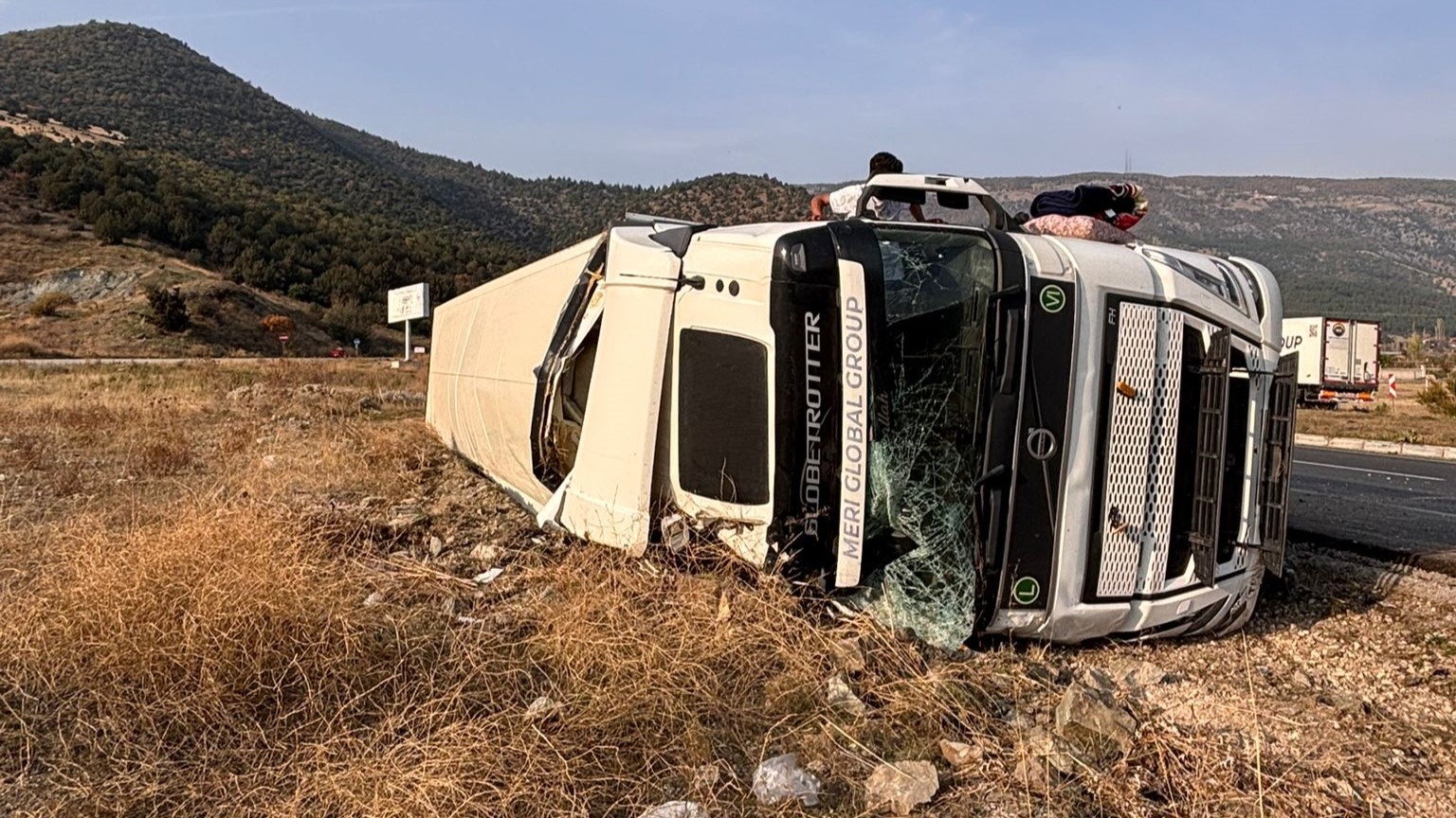 Trafik polisi cam kırıkları ve taş dökülen yolu fırçayla temizledi 8 trafik polisi cam kiriklari ve tas dokulen yolu fircayla temizledi 4