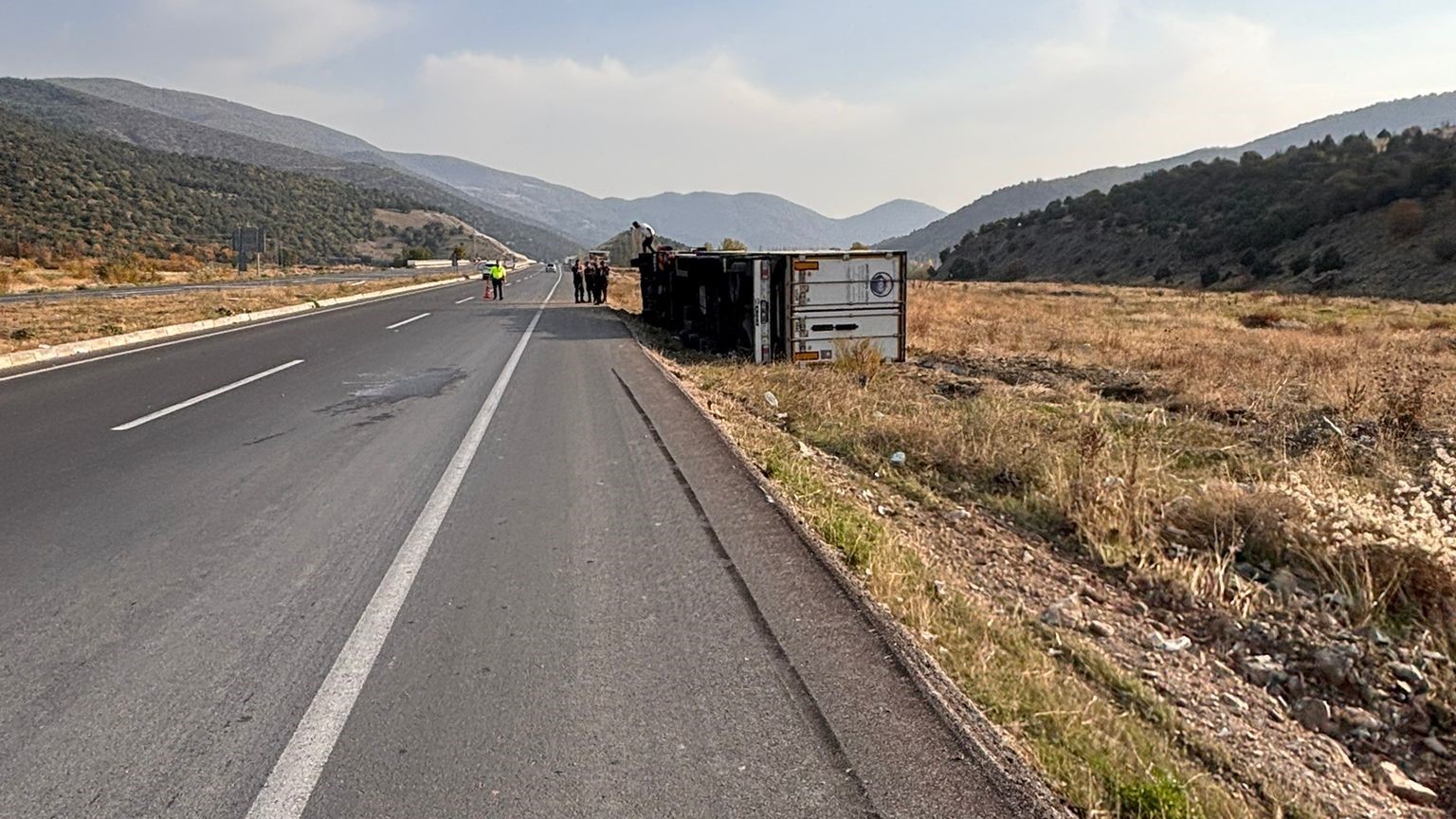 Trafik polisi cam kırıkları ve taş dökülen yolu fırçayla temizledi 9 trafik polisi cam kiriklari ve tas dokulen yolu fircayla temizledi 5