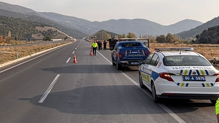 Trafik polisi cam kırıkları ve taş dökülen yolu fırçayla temizledi 10 trafik polisi cam kiriklari ve tas dokulen yolu fircayla temizledi 6 GGvgljrE