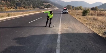 trafik-polisi-cam-kiriklari-ve-tas-dokulen-yolu-fircayla-temizledi-HxQ9GIM7.jpg