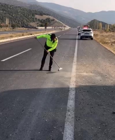 trafik-polisi-cam-kiriklari-ve-tas-dokulen-yolu-fircayla-temizledi-HxQ9GIM7.jpg