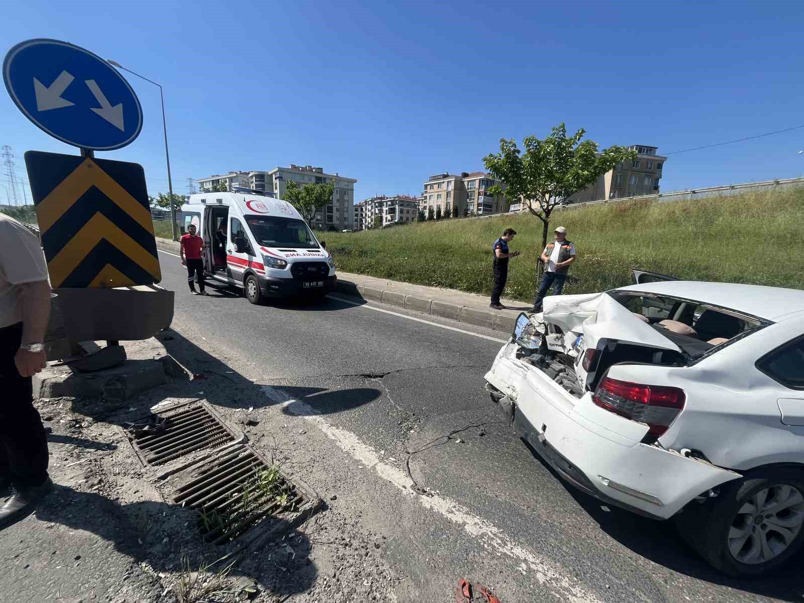 trafik polisinden ornek davranis suruculerin guvenligi icin supurgeyle yolu supurdu 0 H43tcLZg