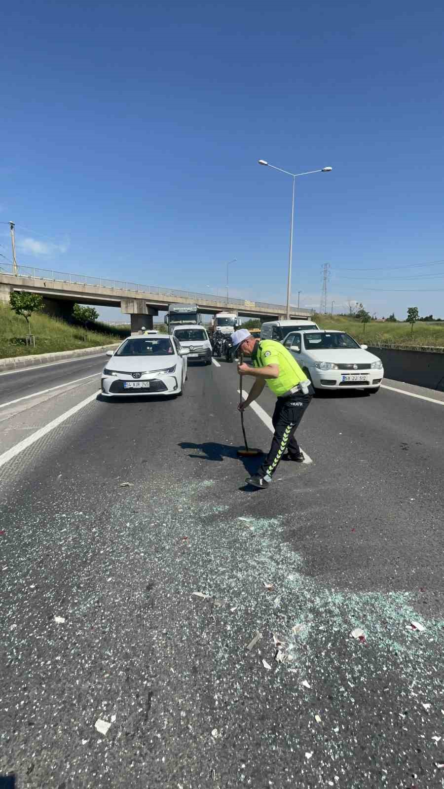 trafik polisinden ornek davranis suruculerin guvenligi icin supurgeyle yolu supurdu 1 2ZciyGUt