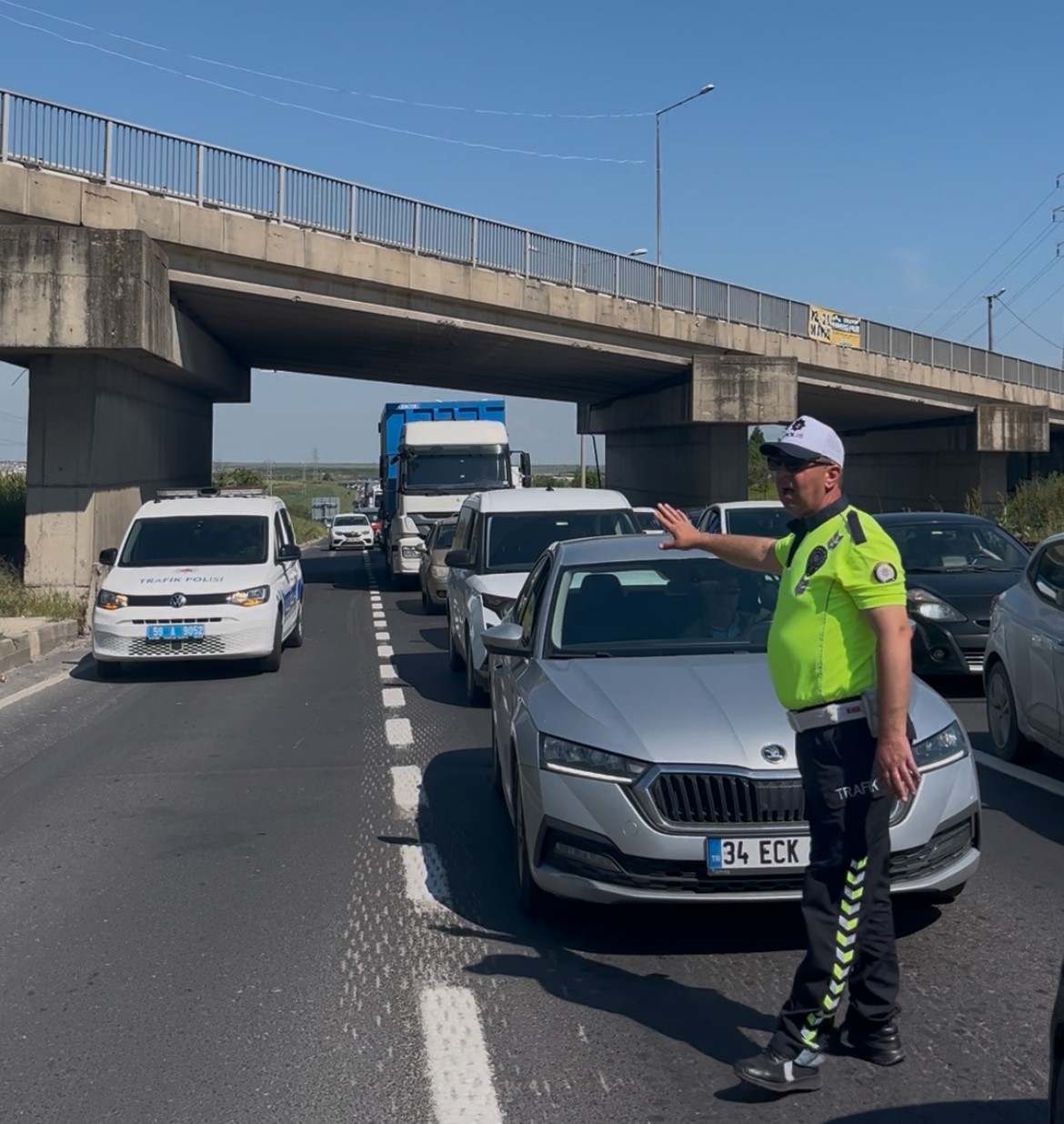 trafik polisinden ornek davranis suruculerin guvenligi icin supurgeyle yolu supurdu 2 wtCGNhA5
