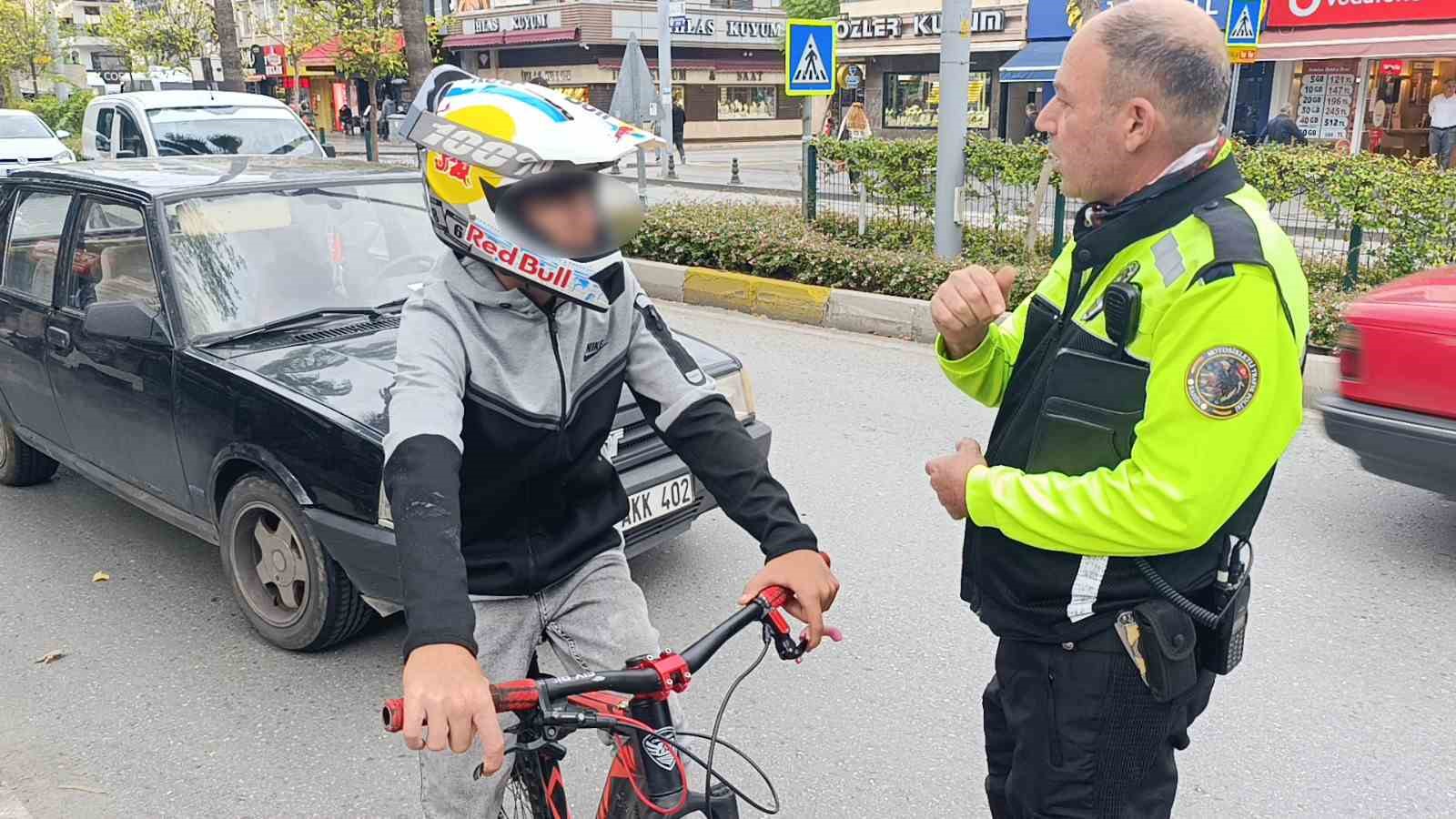 trafik polisinden trafigi tehlikeye dusuren bisikletliye nasihat bisiklete ceza yazilmaz diye dusunmeyin 1 HHj7Olz9