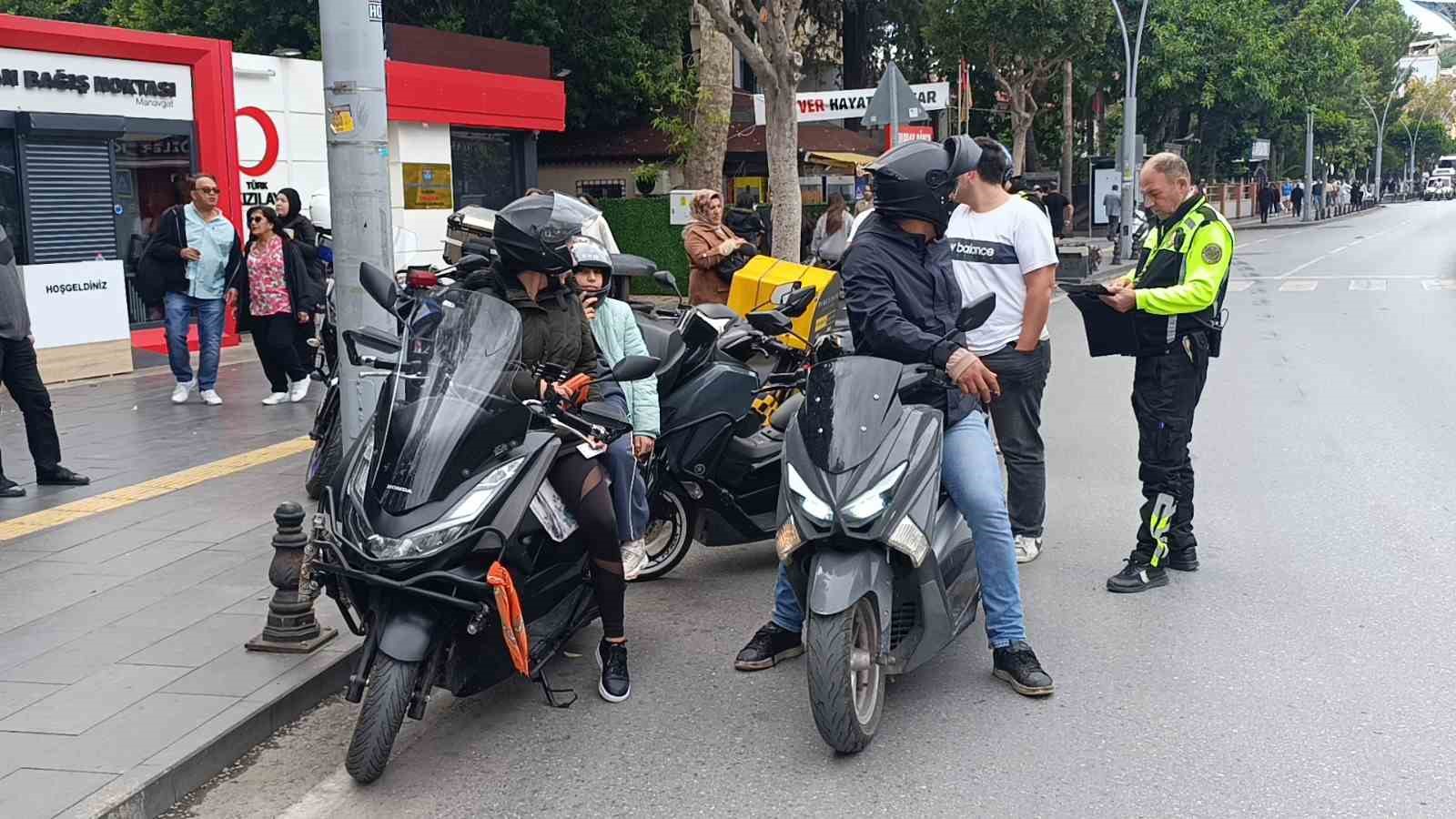 trafik polisinden trafigi tehlikeye dusuren bisikletliye nasihat bisiklete ceza yazilmaz diye dusunmeyin 2 tkZQ3Gzc