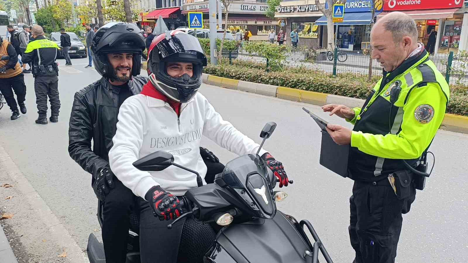 trafik polisinden trafigi tehlikeye dusuren bisikletliye nasihat bisiklete ceza yazilmaz diye dusunmeyin 3