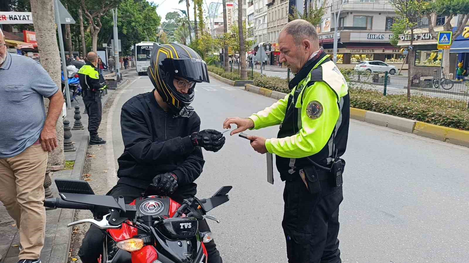 trafik polisinden trafigi tehlikeye dusuren bisikletliye nasihat bisiklete ceza yazilmaz diye dusunmeyin 4