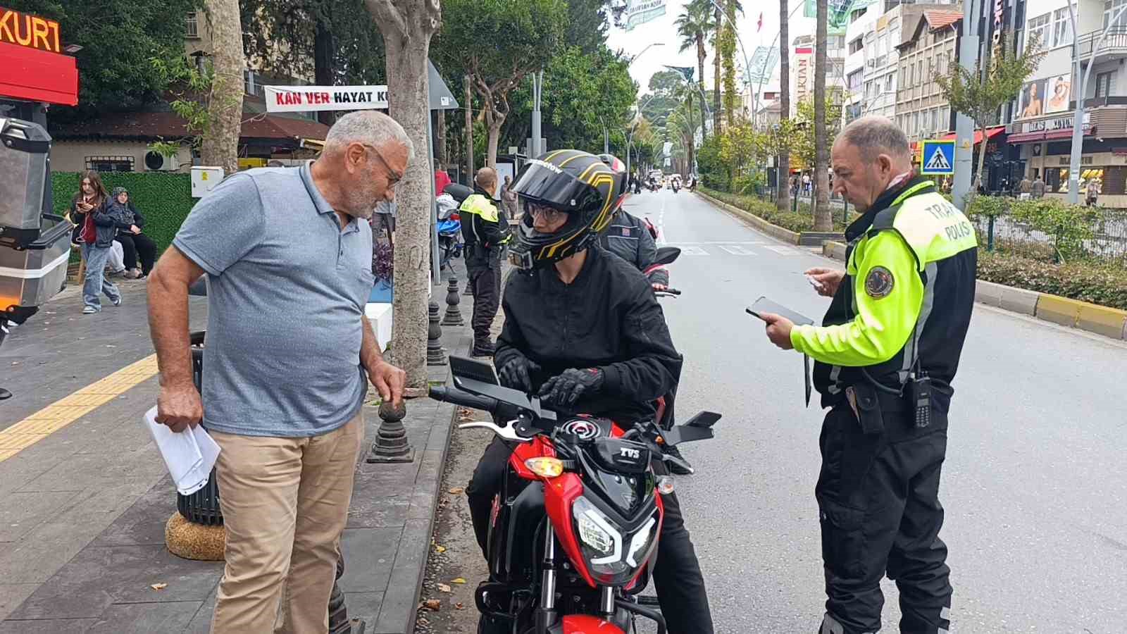 trafik polisinden trafigi tehlikeye dusuren bisikletliye nasihat bisiklete ceza yazilmaz diye dusunmeyin 5