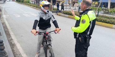 trafik-polisinden-trafigi-tehlikeye-dusuren-bisikletliye-nasihat-bisiklete-ceza-yazilmaz-diye-dusunmeyin-ytmJAu6l.jpg