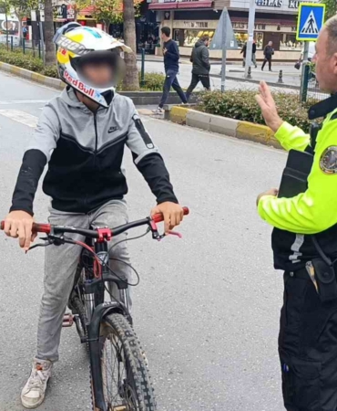trafik-polisinden-trafigi-tehlikeye-dusuren-bisikletliye-nasihat-bisiklete-ceza-yazilmaz-diye-dusunmeyin-ytmJAu6l.jpg