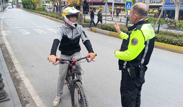 trafik-polisinden-trafigi-tehlikeye-dusuren-bisikletliye-nasihat-bisiklete-ceza-yazilmaz-diye-dusunmeyin-ytmJAu6l.jpg