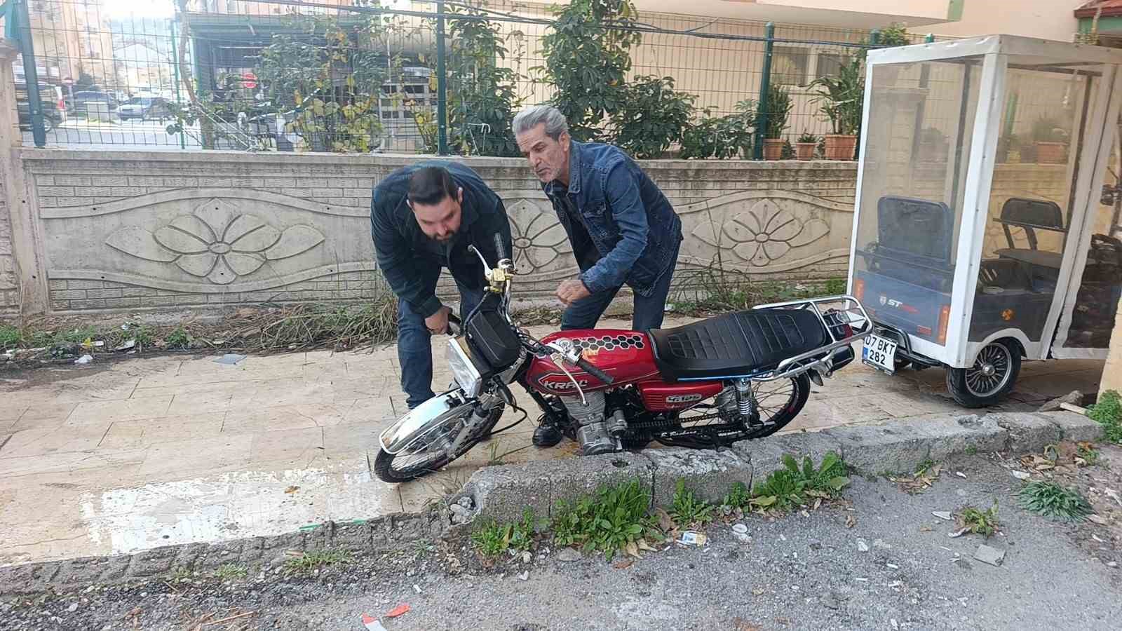 trafik polisini gorunce motosikleti birakip kacti 0 ZbVvGlHw