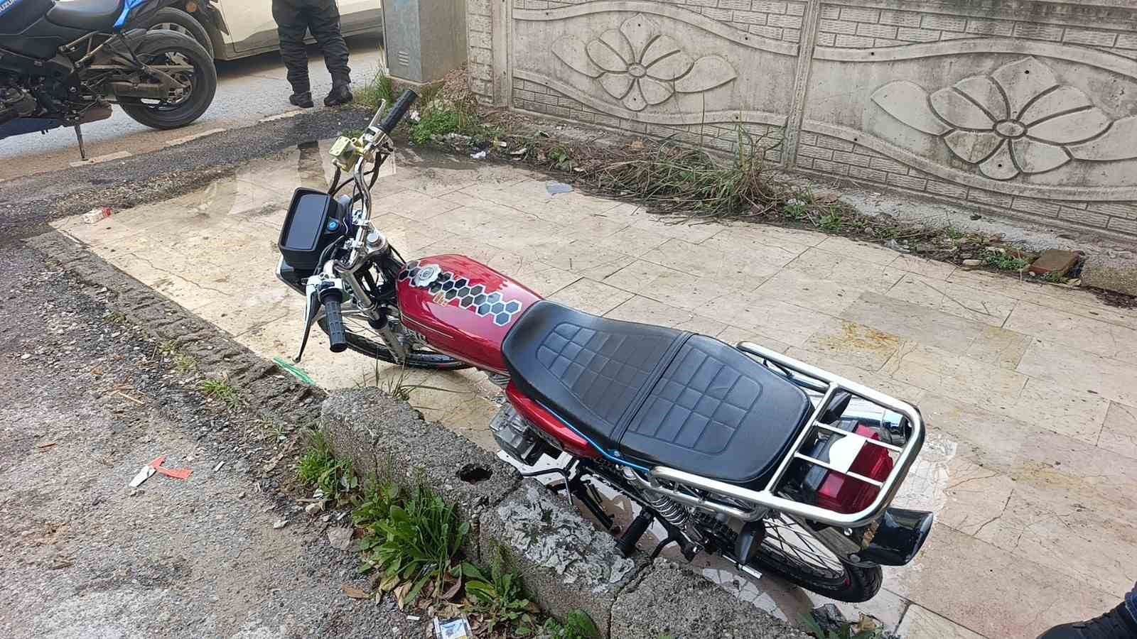 trafik polisini gorunce motosikleti birakip kacti 2 76VfOj9K