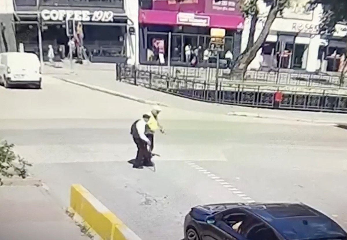 Trafik polisinin yürümekte zorlanan yaşlı adama yardımı yürekleri ısıttı 4 trafik polisinin yurumekte zorlanan yasli adama yardimi yurekleri isitti 0 zwhEkhWq