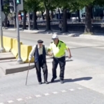 trafik-polisinin-yurumekte-zorlanan-yasli-adama-yardimi-yurekleri-isitti-3H3nuGVn.jpg