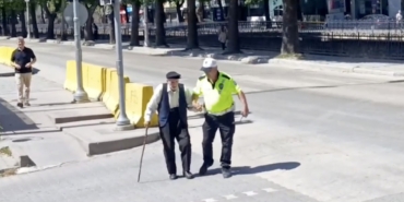 trafik-polisinin-yurumekte-zorlanan-yasli-adama-yardimi-yurekleri-isitti-3H3nuGVn.jpg