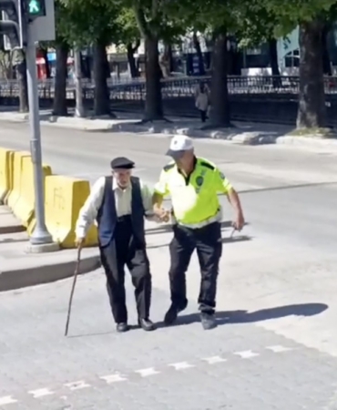 trafik-polisinin-yurumekte-zorlanan-yasli-adama-yardimi-yurekleri-isitti-3H3nuGVn.jpg