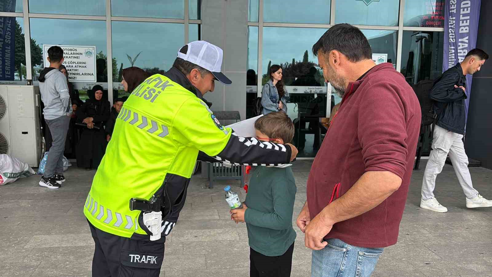 trafik polisleri otogarda surucu ve yolculari uyariyor 1 MWb1M41k