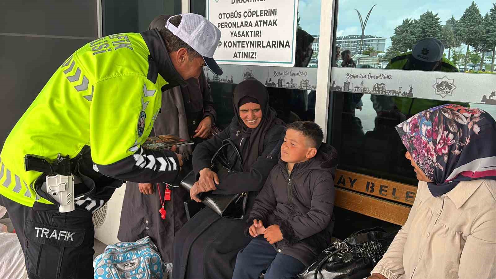 trafik polisleri otogarda surucu ve yolculari uyariyor 2 5bK76ypG