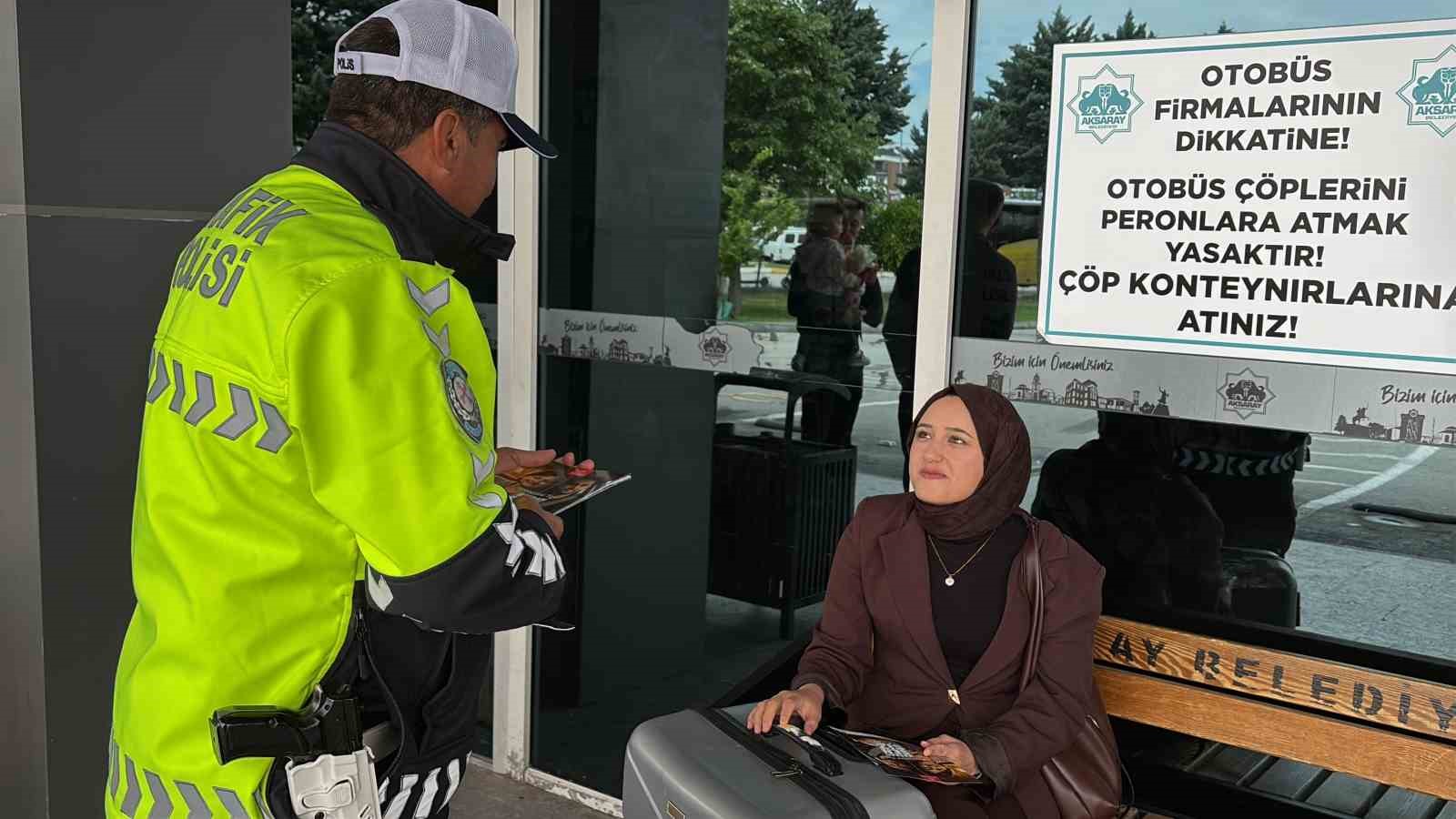 trafik polisleri otogarda surucu ve yolculari uyariyor 3
