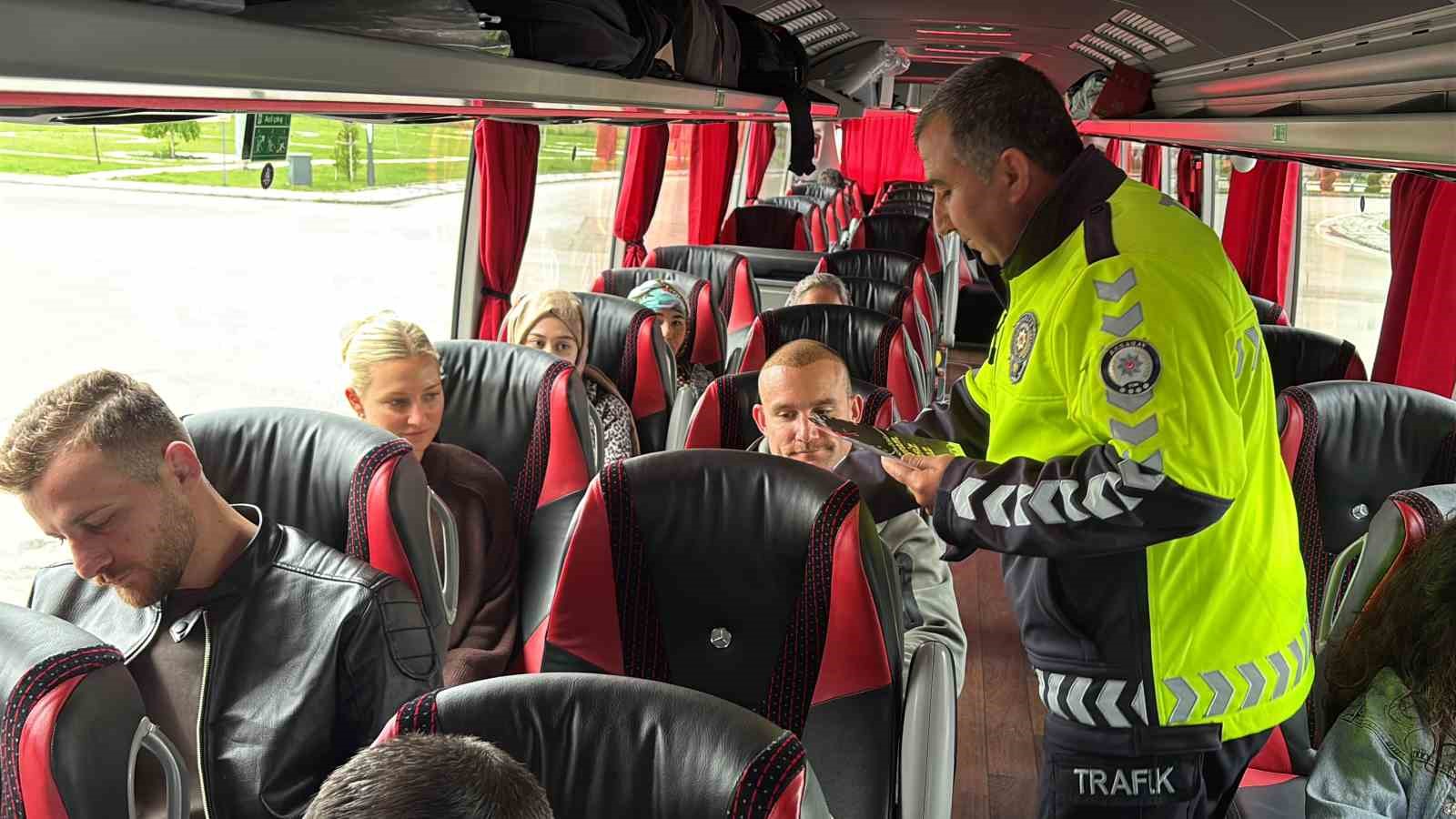 trafik polisleri otogarda surucu ve yolculari uyariyor 4 cCEmBmqQ