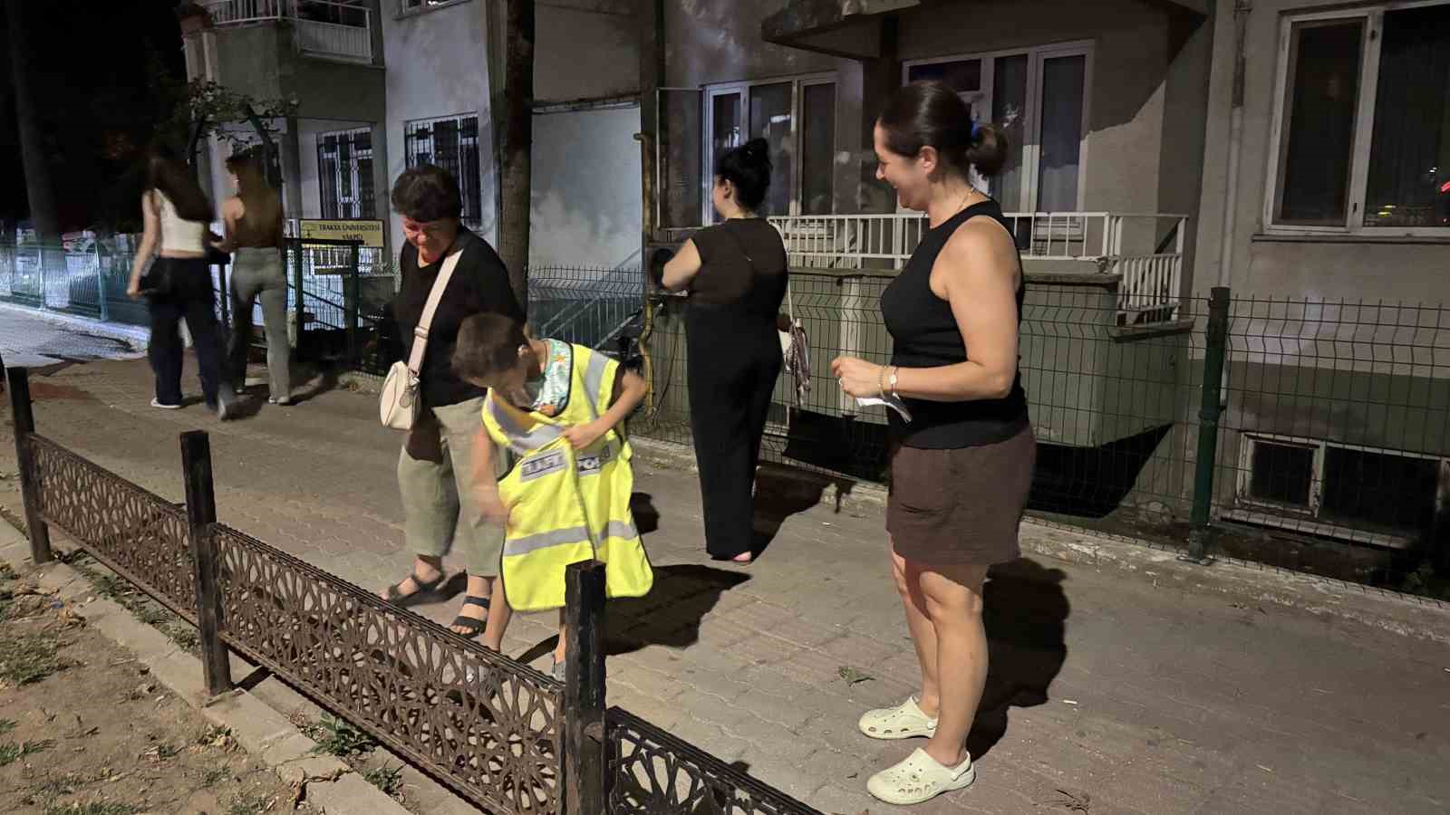 Trafik polislerinden işitme engelli kardeşlere yürek ısıtan sürpriz 4 trafik polislerinden isitme engelli kardeslere yurek isitan surpriz 0