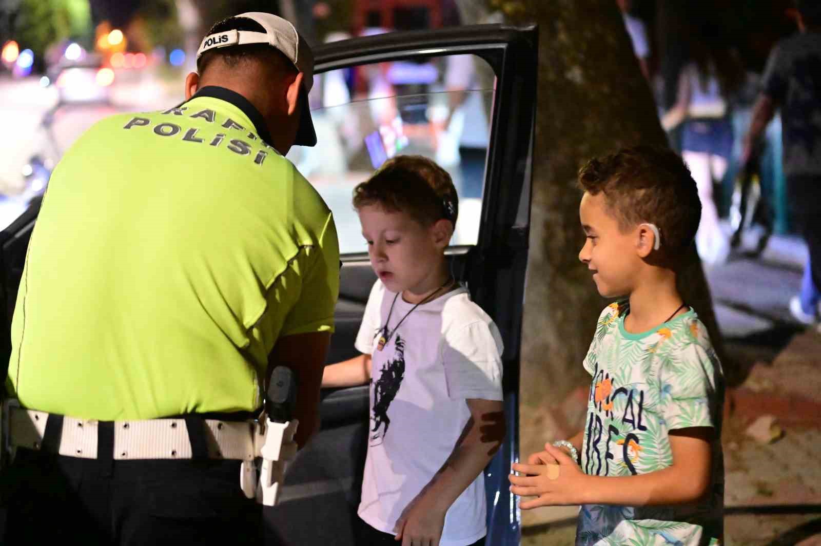 Trafik polislerinden işitme engelli kardeşlere yürek ısıtan sürpriz 5 trafik polislerinden isitme engelli kardeslere yurek isitan surpriz 1 Cqpt3gbQ