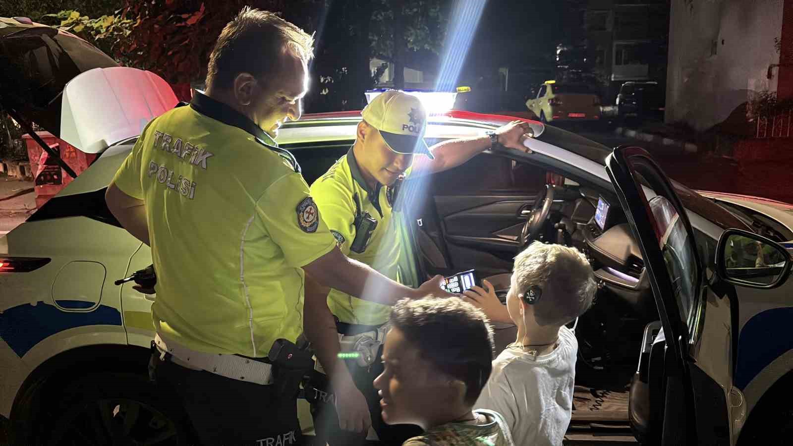 Trafik polislerinden işitme engelli kardeşlere yürek ısıtan sürpriz 7 trafik polislerinden isitme engelli kardeslere yurek isitan surpriz 3 hhvE5E2g