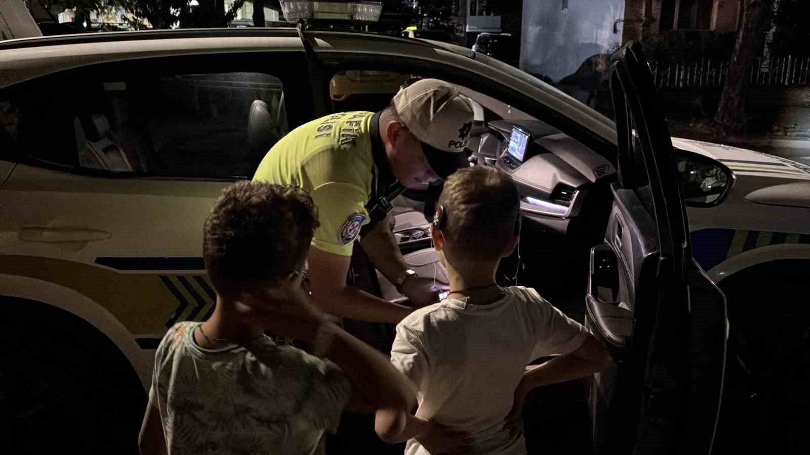 Trafik polislerinden işitme engelli kardeşlere yürek ısıtan sürpriz 8 trafik polislerinden isitme engelli kardeslere yurek isitan surpriz 4 Slh7sUvN